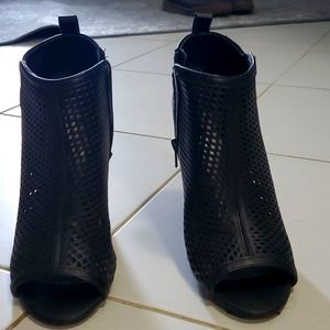 Black guess ankle booties size 6